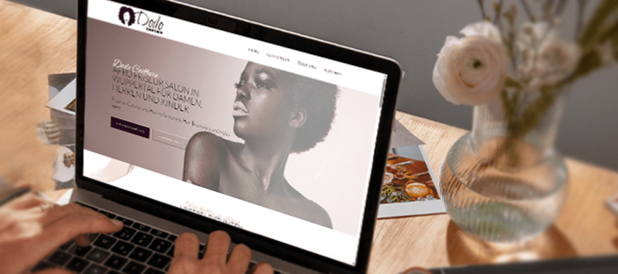 Laptop mit geöffneter Website von Dodo Creation Afro-Friseur in Wuppertal für Damen, Herren und Kinder