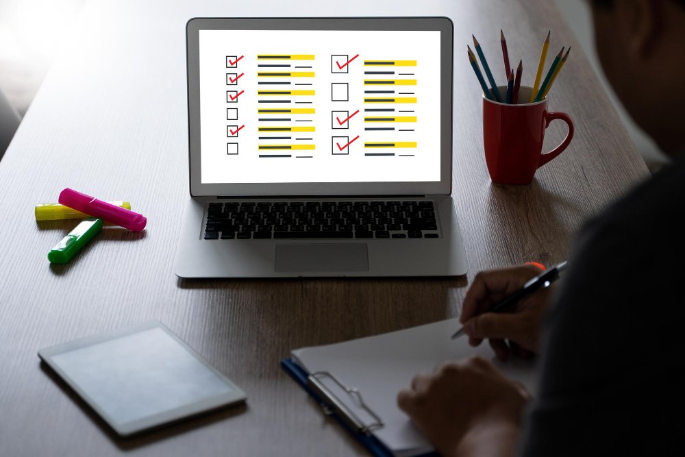 Laptop zeigt eine digitale Checkliste für Inhalte und Struktur eines Online-Magazins.