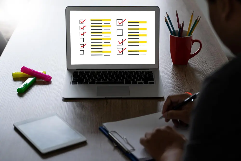 Laptop zeigt eine digitale Checkliste für Inhalte und Struktur eines Online-Magazins.