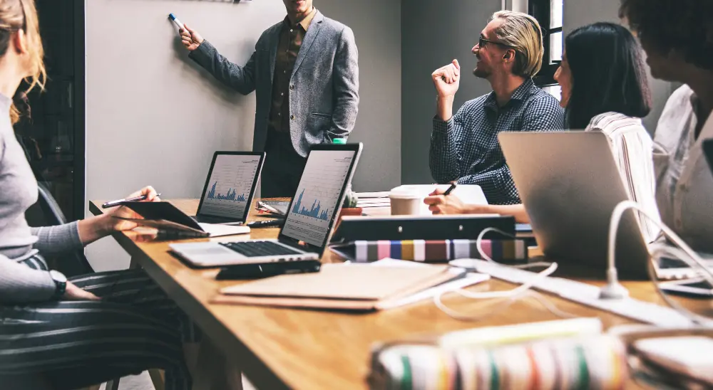 Redaktionsteam plant und bespricht die Inhalte eines Online-Magazins an einem Konferenztisch.